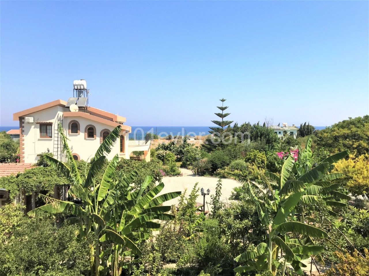 Girne Lapta İncirli Plajı Yakını  Satılık 3+1 Villa