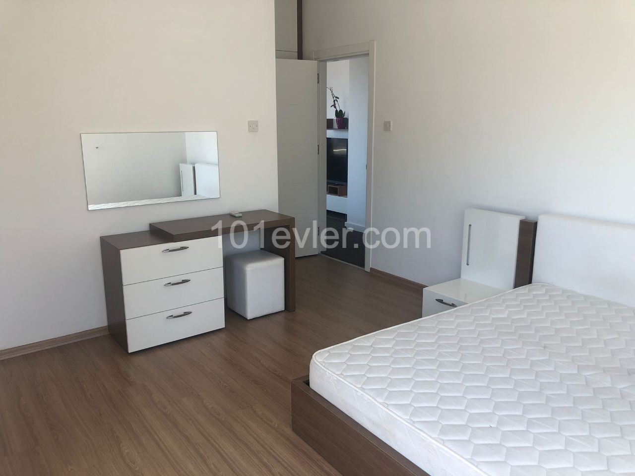 Girne Merkezde Deniz ve Dağ Manzaralı Kiralık 2+1 Penthouse 