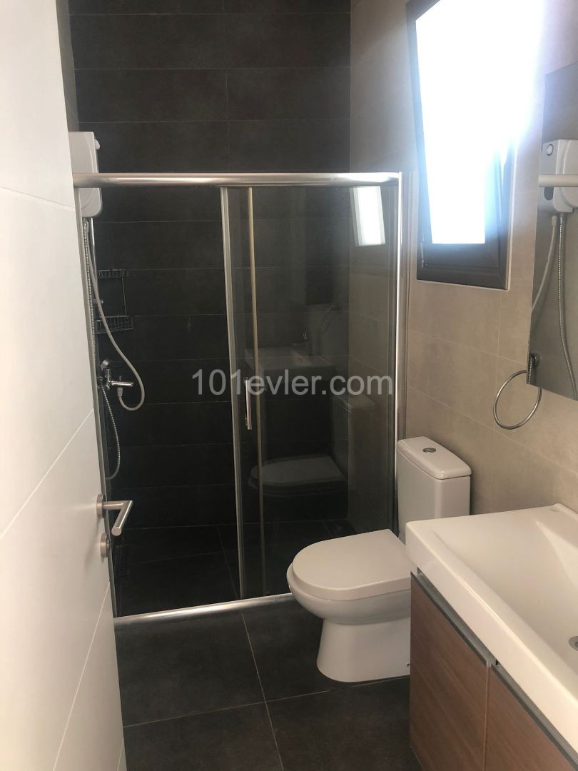 Girne Merkezde Deniz ve Dağ Manzaralı Kiralık 2+1 Penthouse 