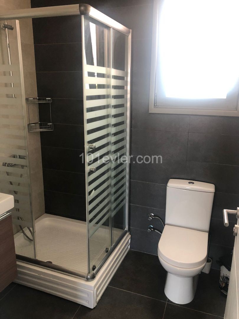 Girne Merkezde Deniz ve Dağ Manzaralı Kiralık 2+1 Penthouse 