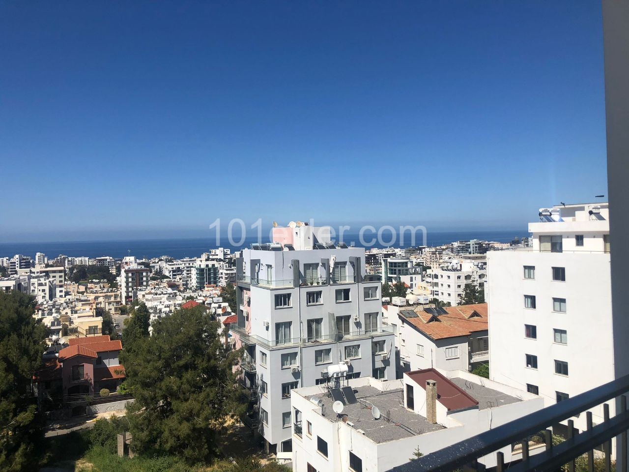 Girne Merkezde Deniz ve Dağ Manzaralı Kiralık 2+1 Penthouse 