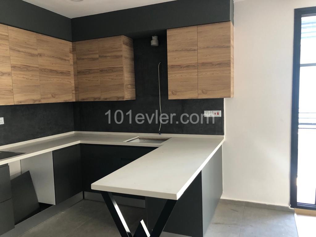 2+1 RESIDENZ WOHNUNG ZUM VERKAUF IM ZENTRUM VON KYRENIA ** 