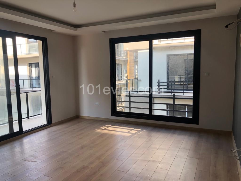 2+1 RESIDENZ WOHNUNG ZUM VERKAUF IM ZENTRUM VON KYRENIA ** 