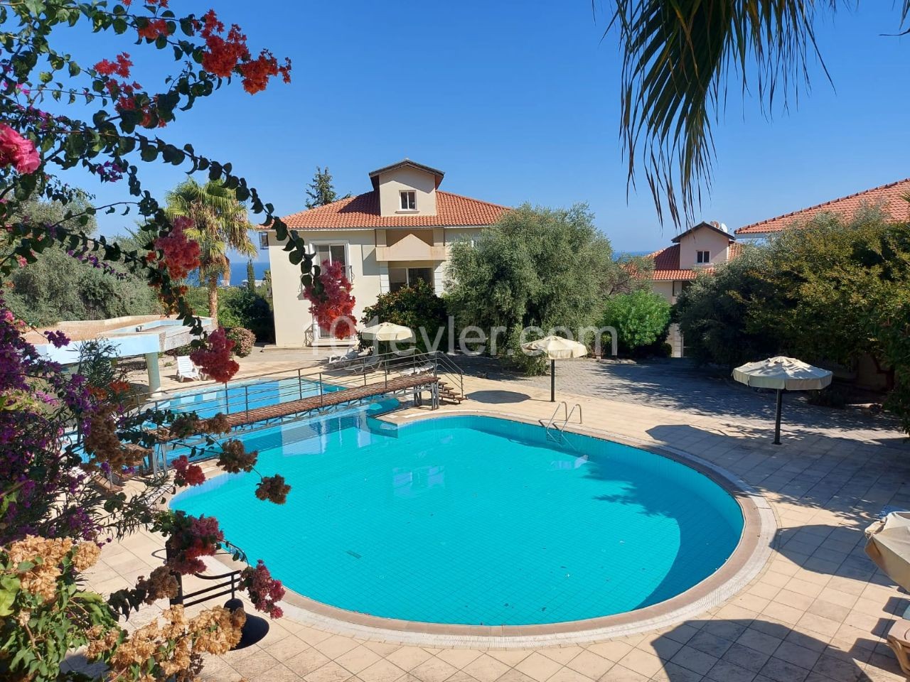 3+1 Flat with Shared Pool in a Garden Complex in Edremit, Girne