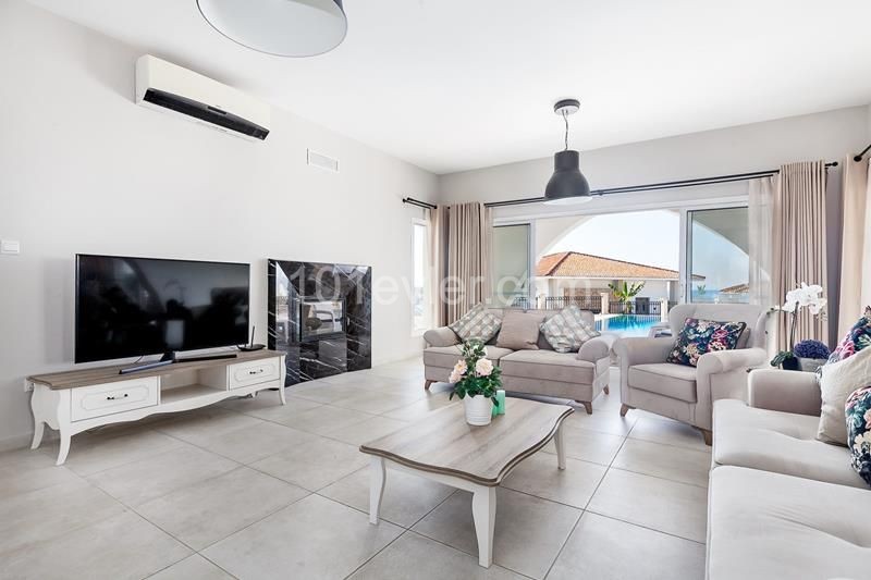 Girne Esentepe Satılık 5+1 Villa