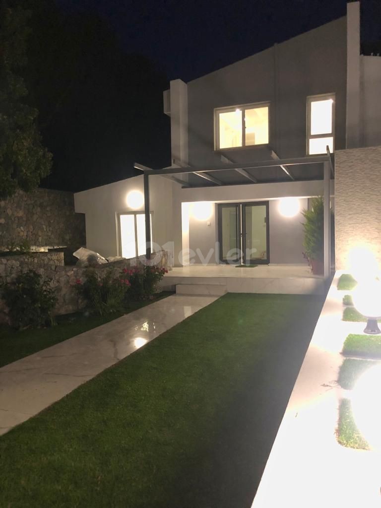 Girne Yukarı Girne Satılık Villa 4+1