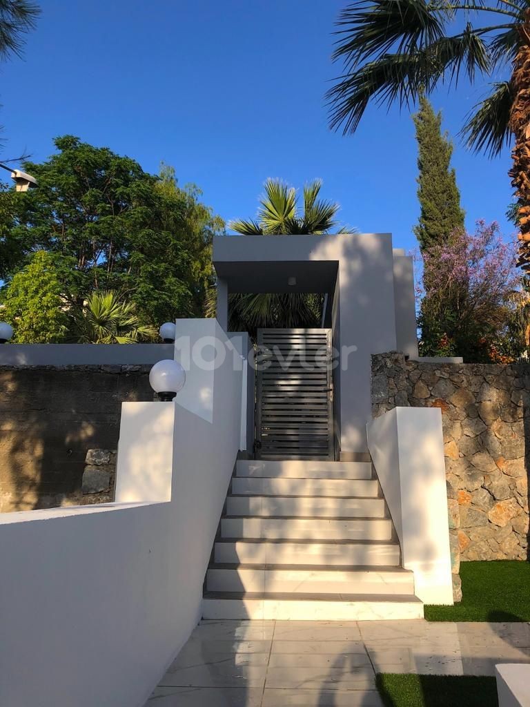 Girne Yukarı Girne Satılık Villa 4+1