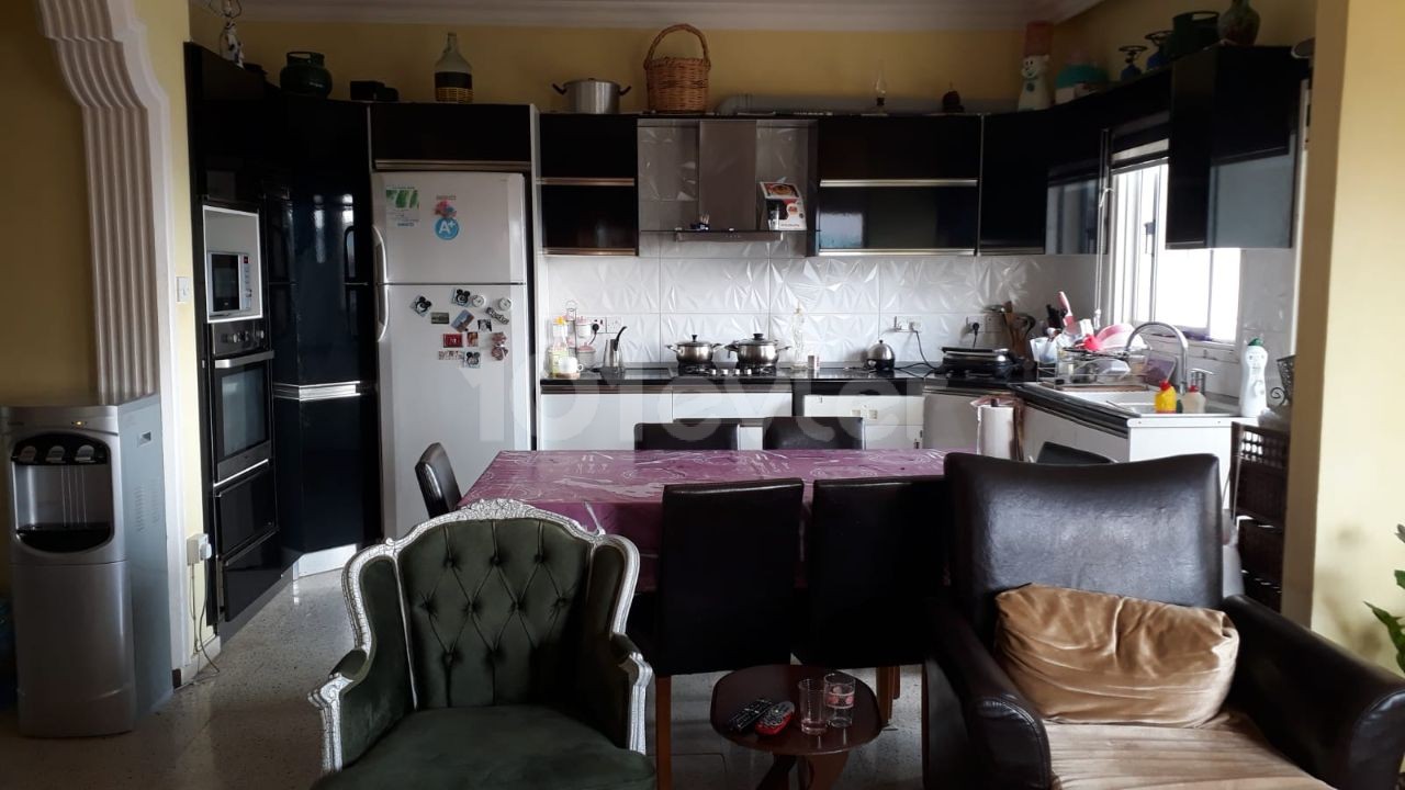 Kleine Wohnung Zu Verkaufen In Nikosia 3 + 1 ** 