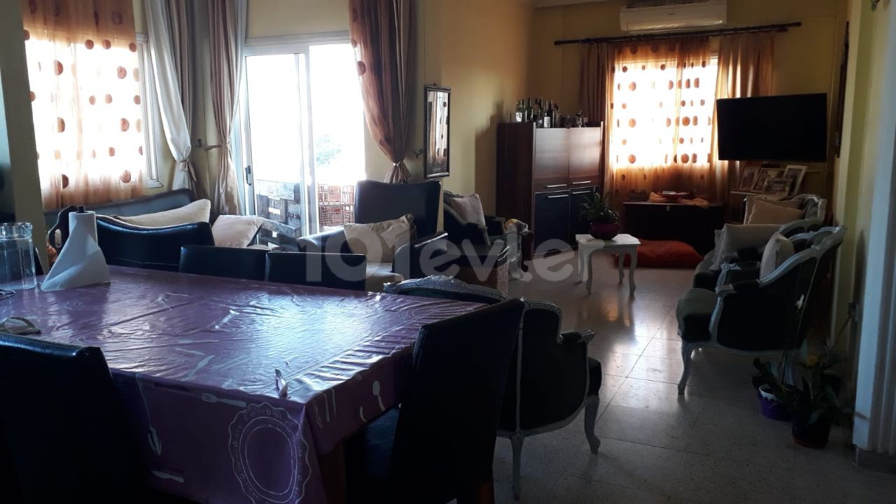 Kleine Wohnung Zu Verkaufen In Nikosia 3 + 1 ** 