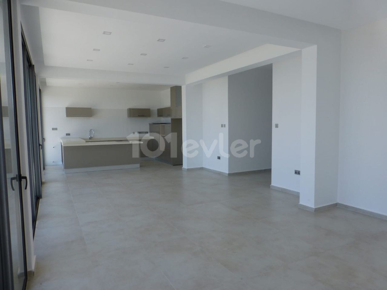 Girne Karşıyaka Satılık Denize Sıfır Villa 4+1