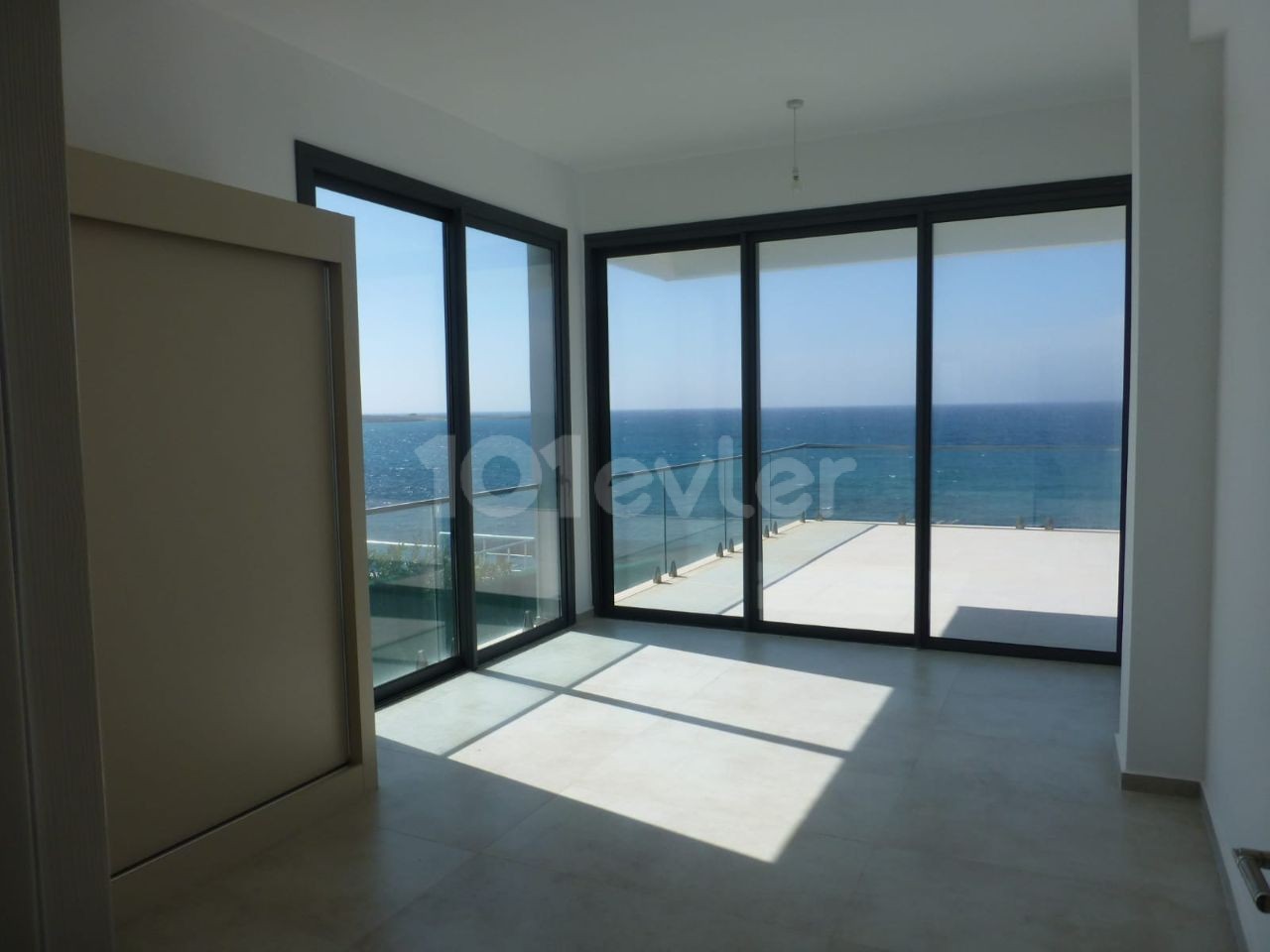 Villa Am Meer Zu Verkaufen In Kyrenia Karsiyaka 4 + 1 ** 