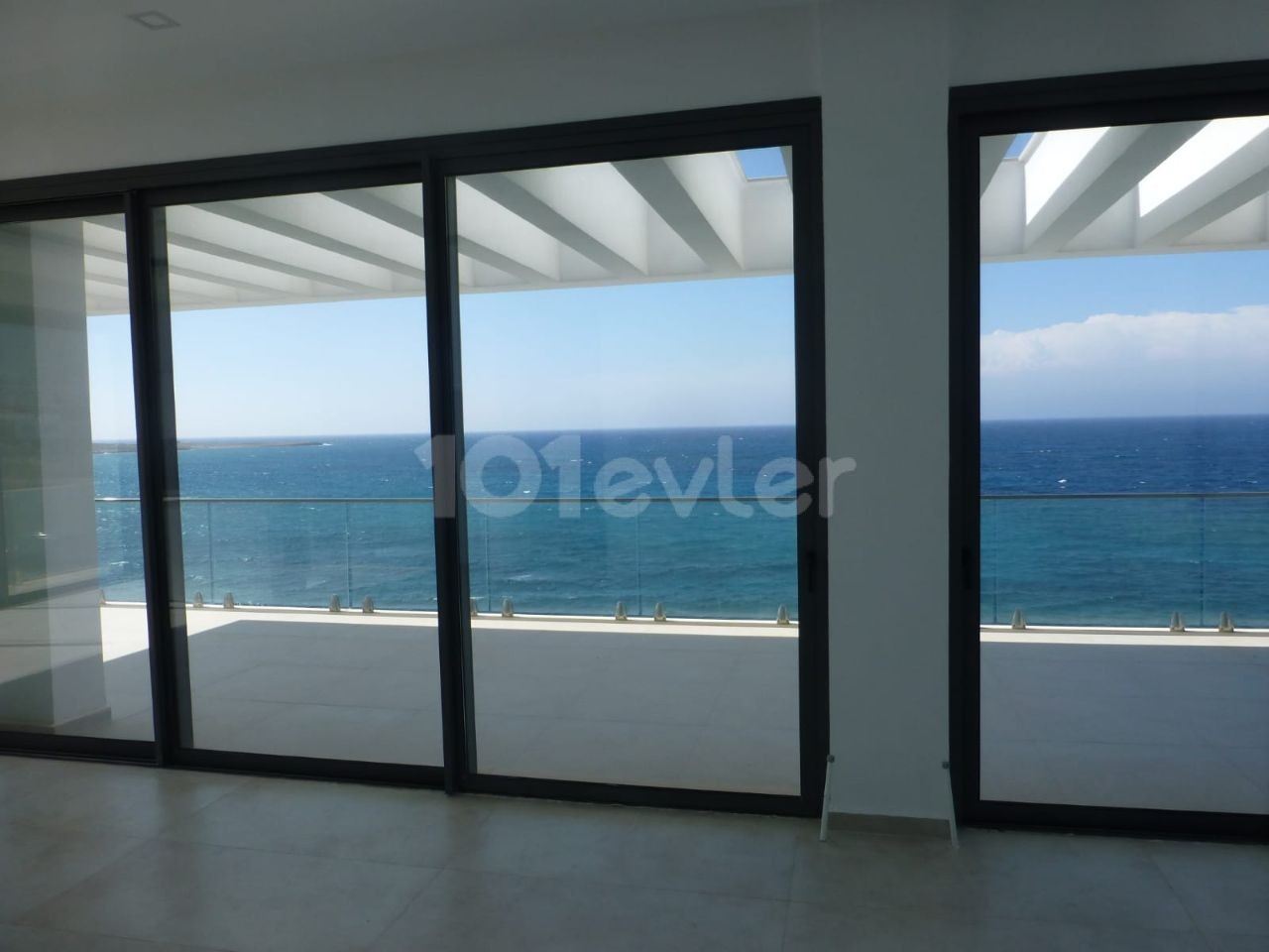 Girne Karşıyaka Satılık Denize Sıfır Villa 4+1