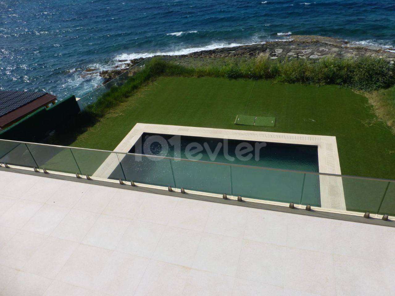 Girne Karşıyaka Satılık Denize Sıfır Villa 4+1