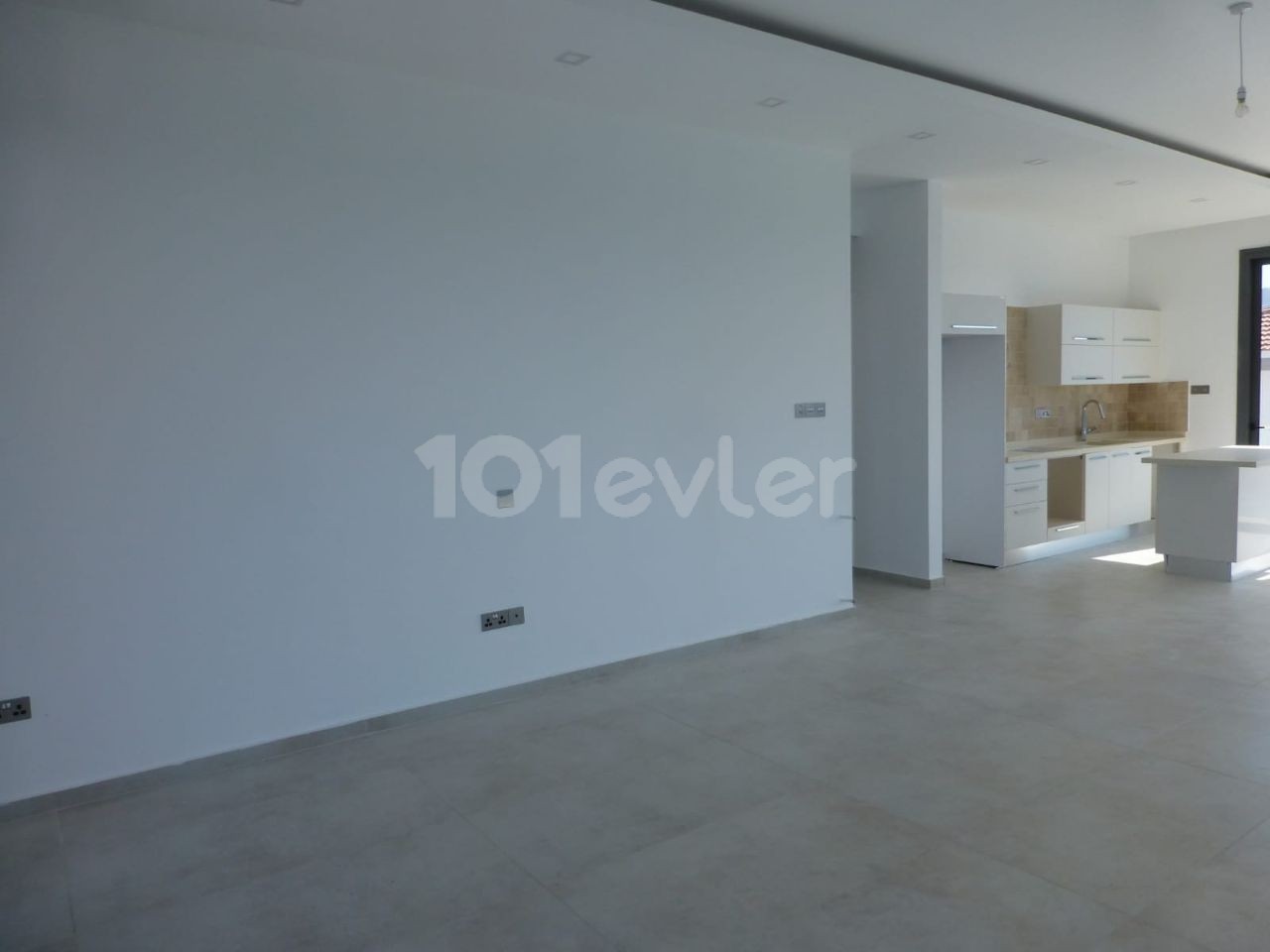 Girne Karşıyaka Satılık Denize Sıfır Villa 4+1