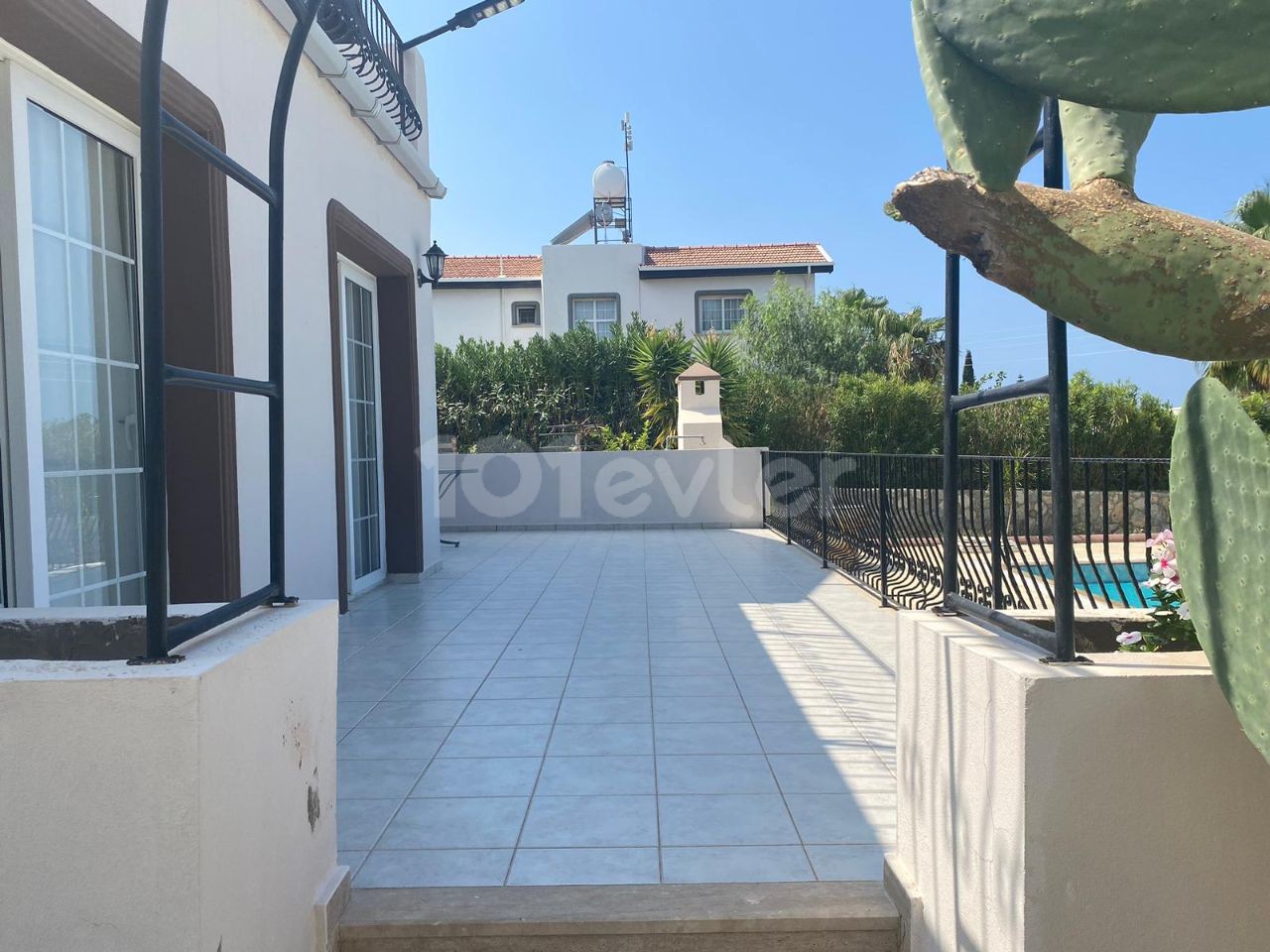 Girne Karşıyaka'da Özel Havuzlu Kısa Dönem Kiralık Villa