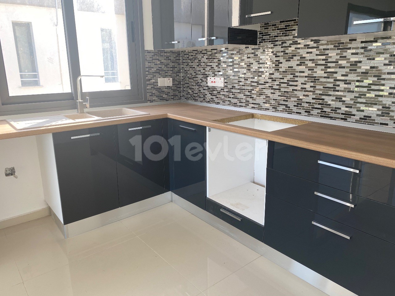 2+1 Unfurnished Flat for Rent in Kyrenia Alsancak