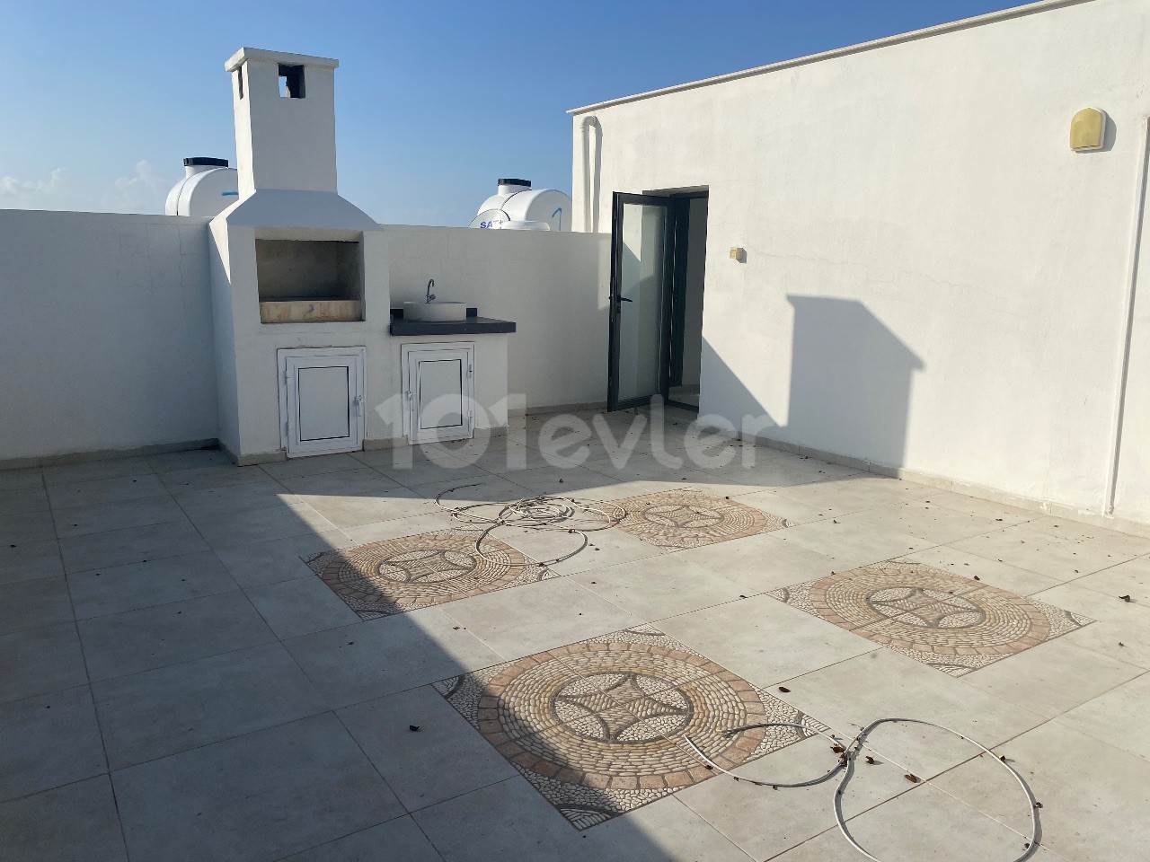 Girne Alsancak Özel Teras Kullanım Alanlı Kiralık EŞYASIZ 2+1 Daire