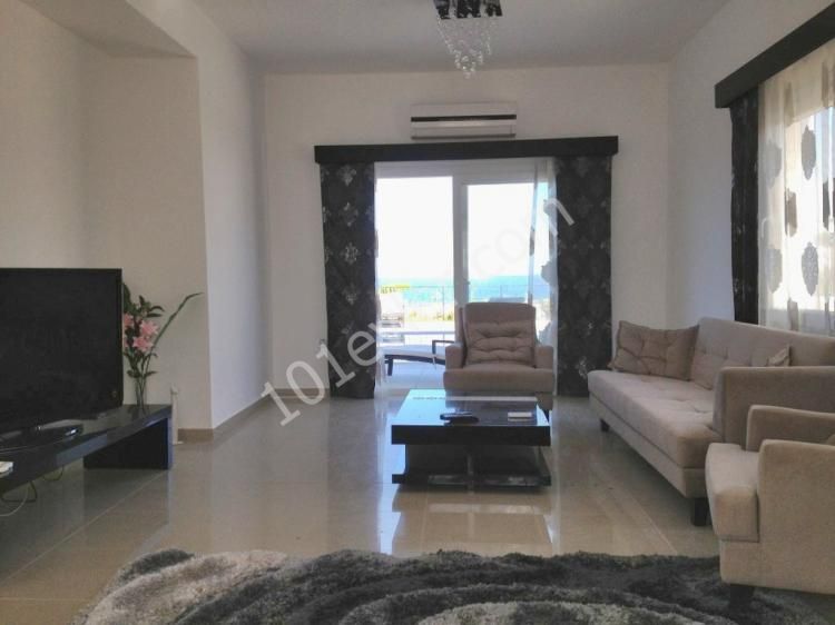 Lapta'da  denize sıfır 3 odalı her oda ensuite lüks eşyalı kiralık villa 