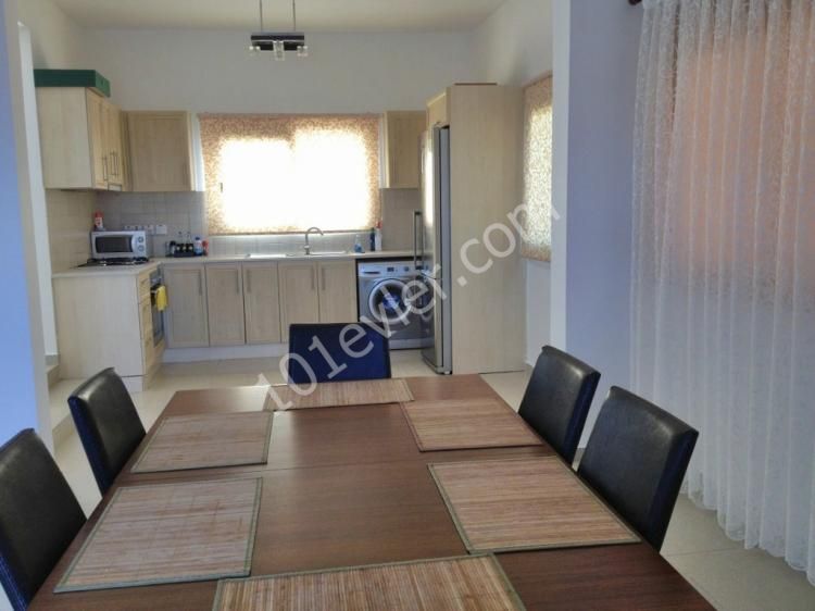 Lapta'da  denize sıfır 3 odalı her oda ensuite lüks eşyalı kiralık villa 