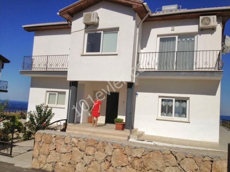 Lapta'da  denize sıfır 3 odalı her oda ensuite lüks eşyalı kiralık villa 