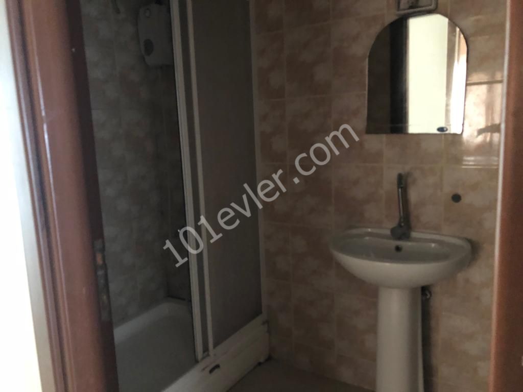 Girne Merkez'de Kaşgar Court yakınında ebebeyn banyolu eşyalı  3+1  kiralık daire 