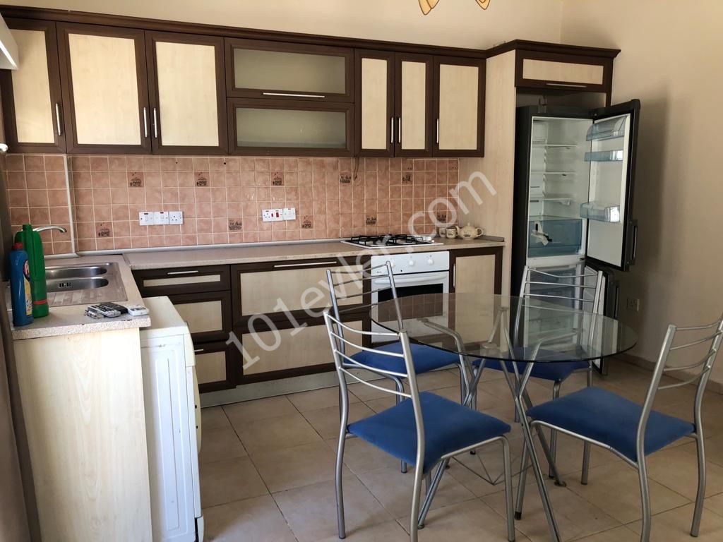 Girne Merkez'de Kaşgar Court yakınında ebebeyn banyolu eşyalı  3+1  kiralık daire 