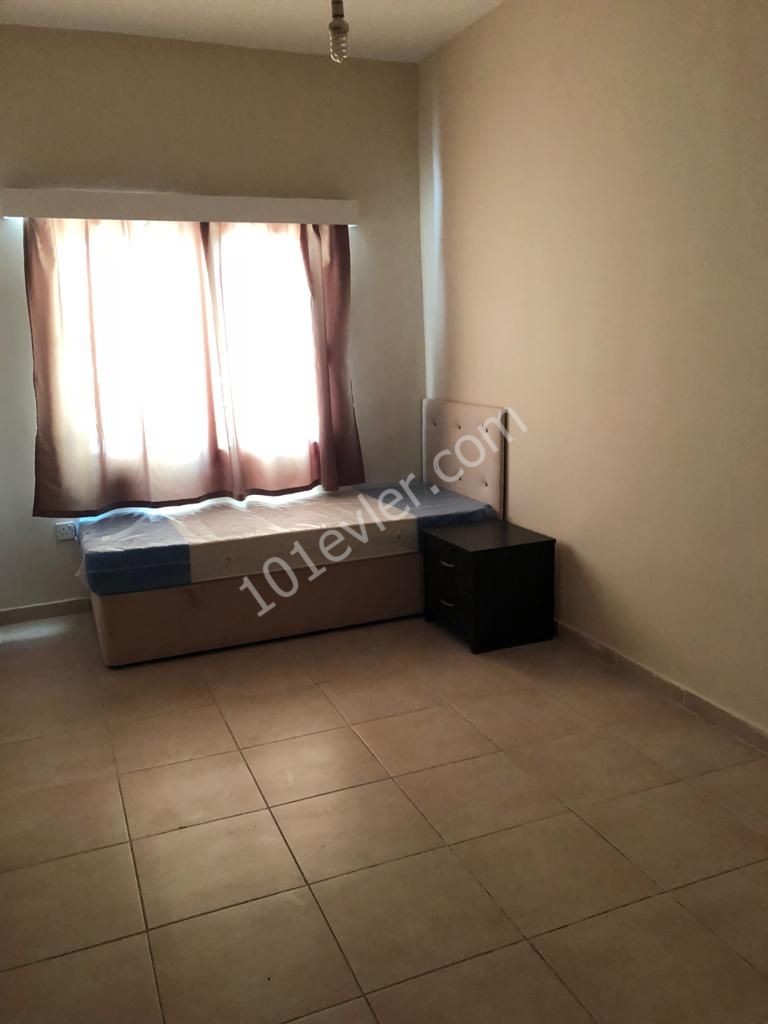 Girne Merkez'de Kaşgar Court yakınında ebebeyn banyolu eşyalı  3+1  kiralık daire 