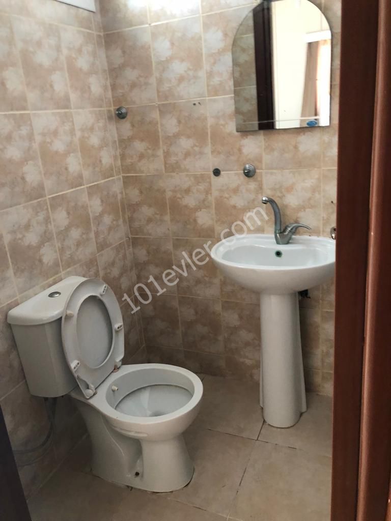 Girne Merkez'de Kaşgar Court yakınında ebebeyn banyolu eşyalı  3+1  kiralık daire 