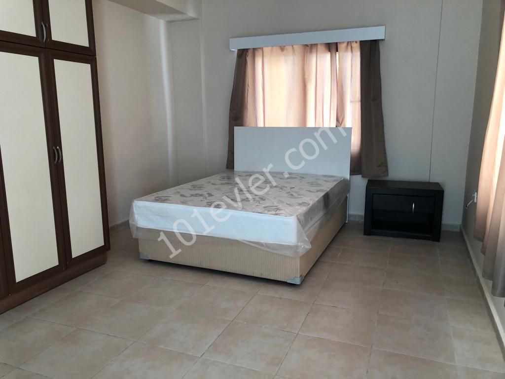 Girne Merkez'de Kaşgar Court yakınında ebebeyn banyolu eşyalı  3+1  kiralık daire 