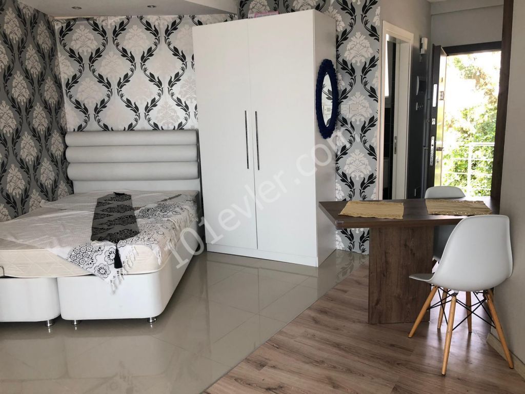 Alsancak'ta anayola yürüyüş mesafesinde Merit Hotel'e 5 dakika sürüş mesafesinde kiralık yeni eşyalı studio daire