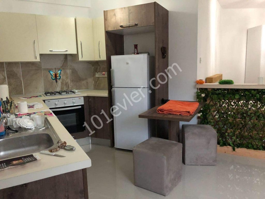 Alsancakta dolmuş güzergahında ortak havuzlu eşyalı  kiralık stüdyo daire