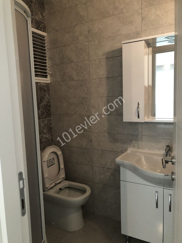 Girne merkezde Türk malı Piabella otel yanında 3+1 eşyalı kiralık daire 