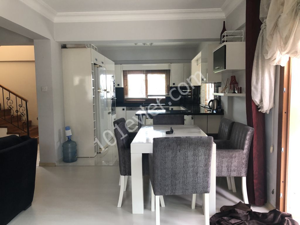 Fırsatttt Girne Lefkoşa çevre yolu üzerinde lüks 3+1 satılık villa