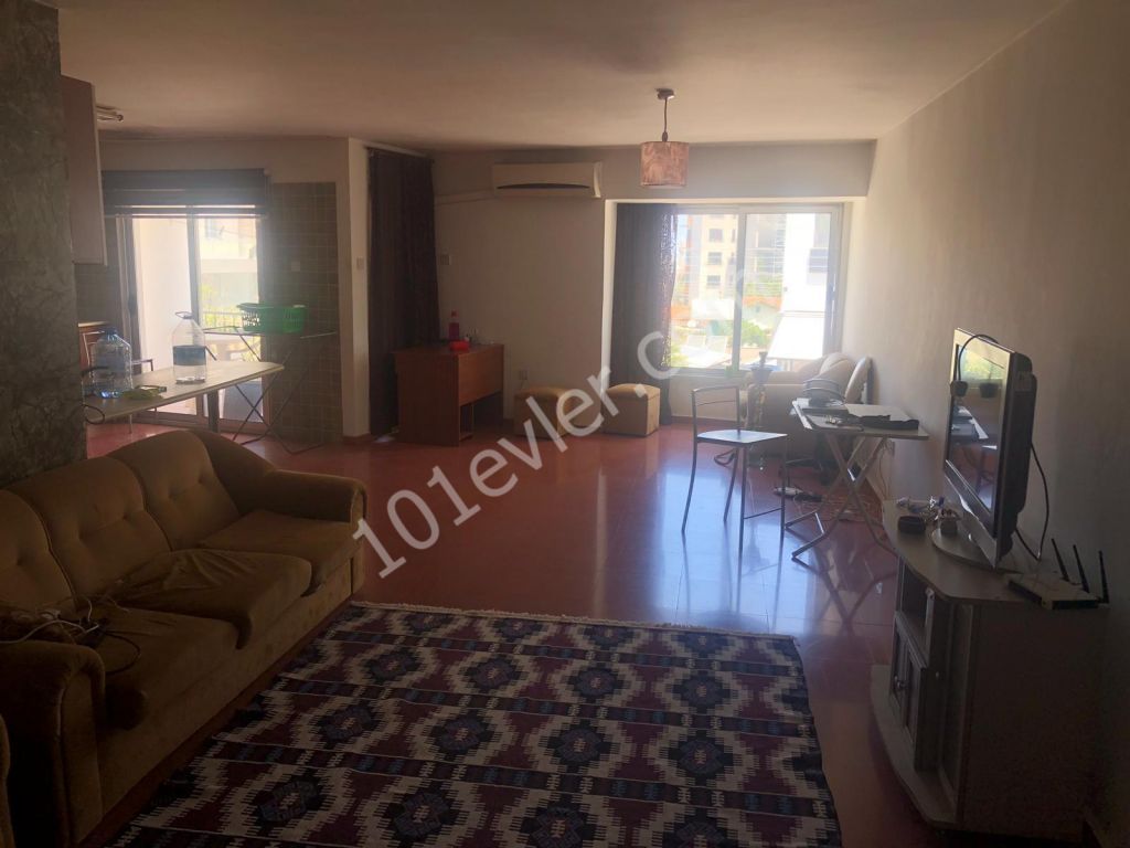 Girne merkezde ana cadde üzerinde 2+1 eşyalı daire