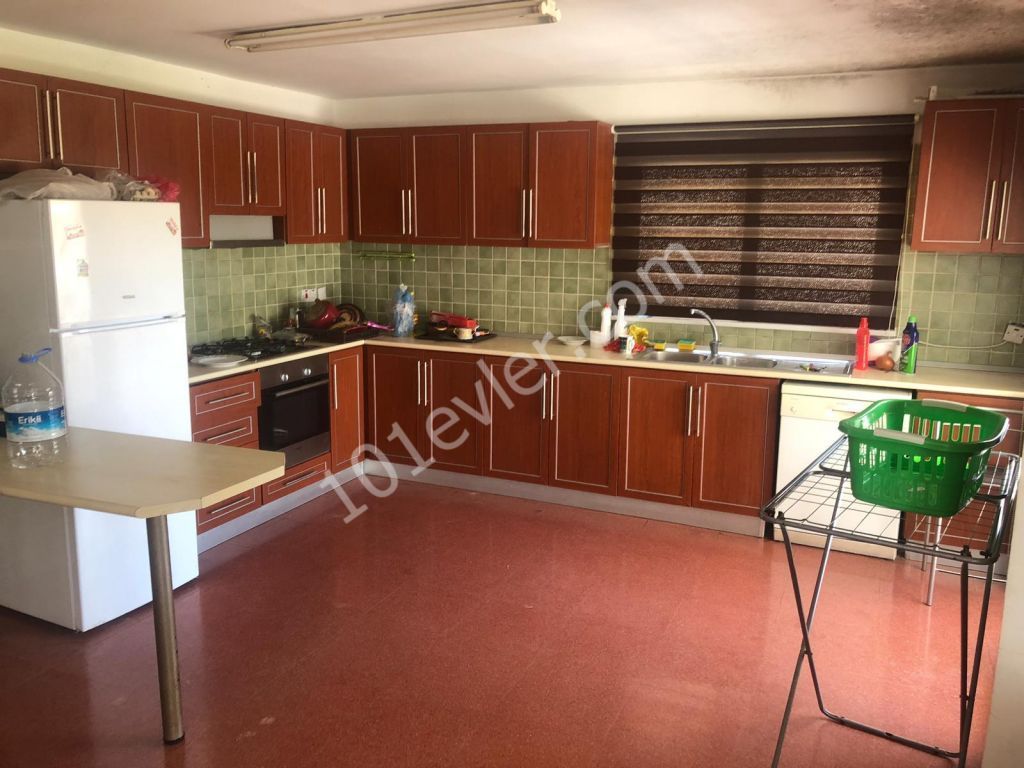 Girne merkezde ana cadde üzerinde 2+1 eşyalı daire