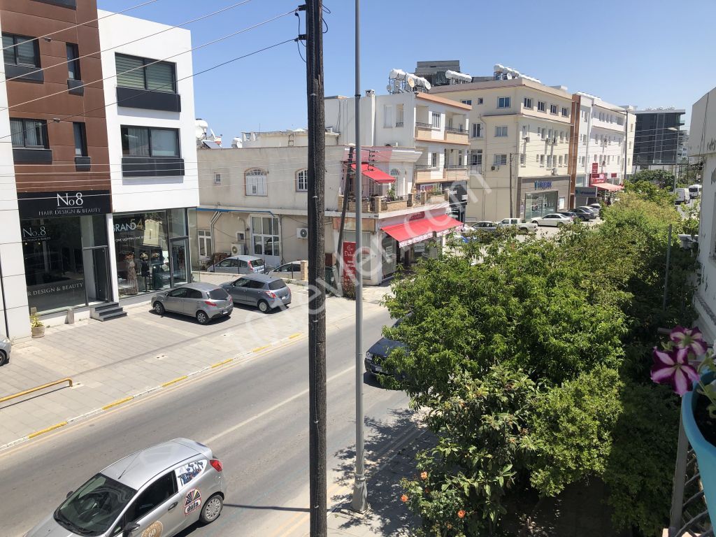 Girne merkezde ana cadde üzerinde 2+1 eşyalı daire