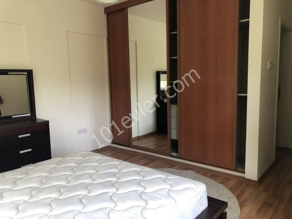 Girne merkezde ortak havuzlu lüks Sitede 3+1 eşyalı kiralık daire 