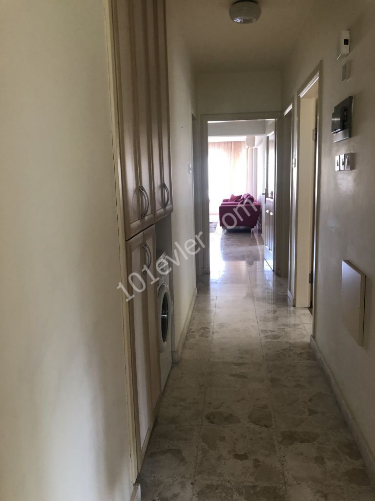 Girne merkezde ortak havuzlu lüks Sitede 3+1 eşyalı kiralık daire 