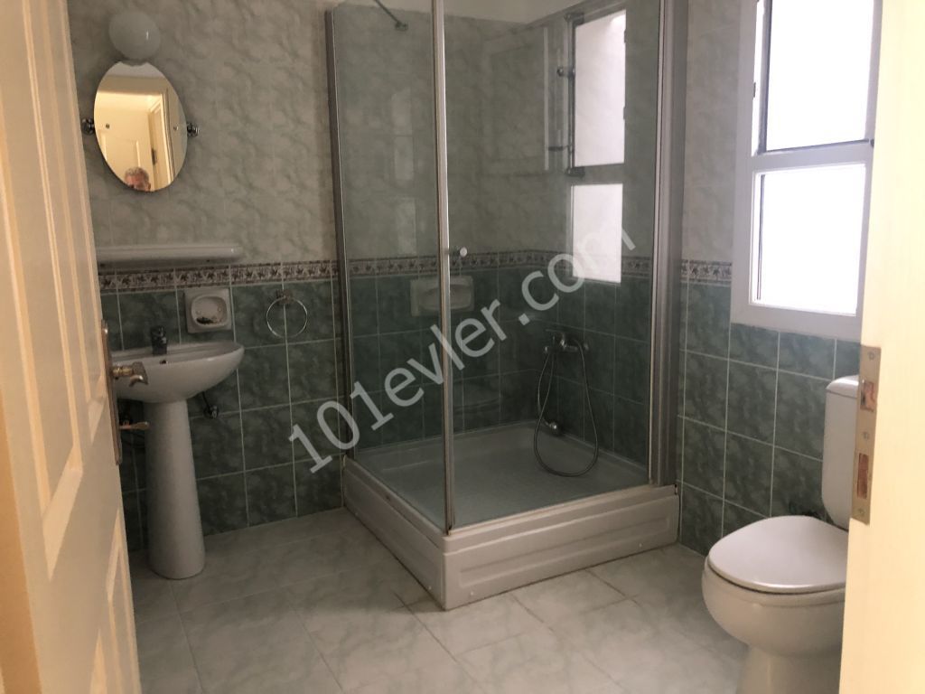 Girne merkezde ortak havuzlu lüks Sitede 3+1 eşyalı kiralık daire 