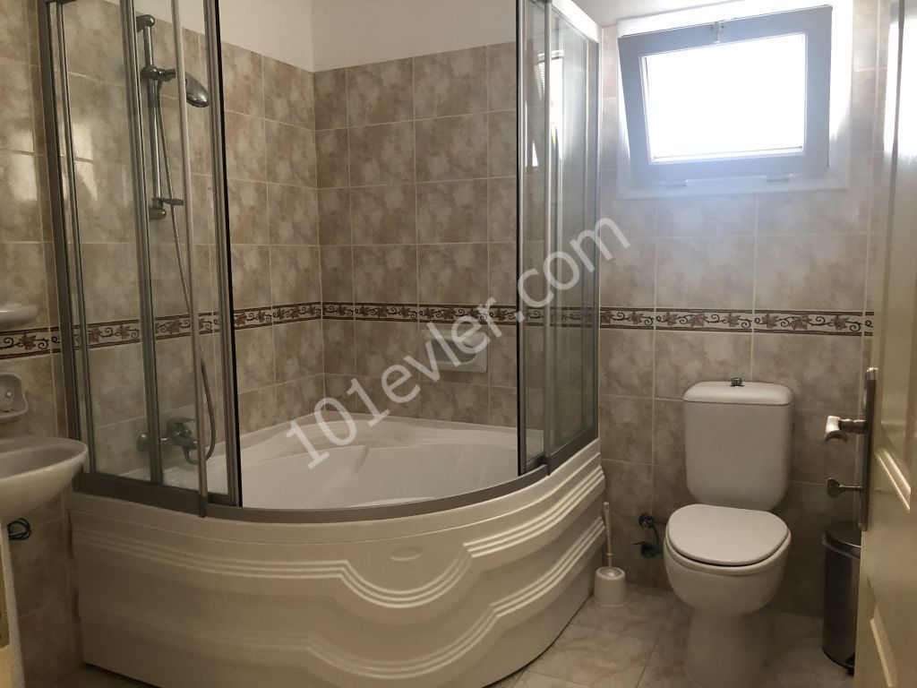 Girne merkezde ortak havuzlu lüks Sitede 3+1 eşyalı kiralık daire 