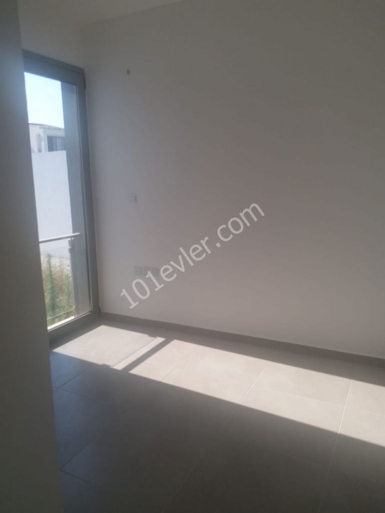 Çatalköyde Tempo market arkası 2+1 eşyasız bahçeli kiralık sıfır daire