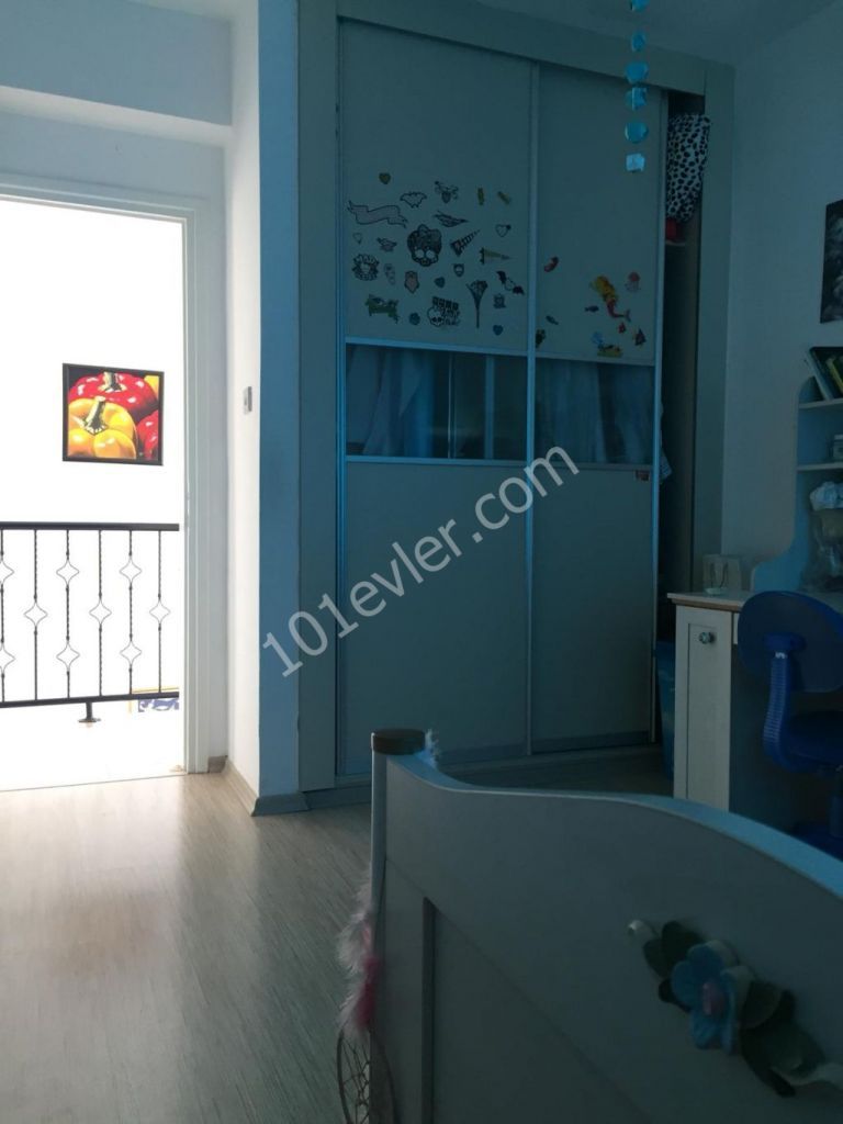 Çatalköyde ulaşımı kolay müstakil Bahçeli ortak havuzlu sitede eşyalı 3+1 kiralık villa 