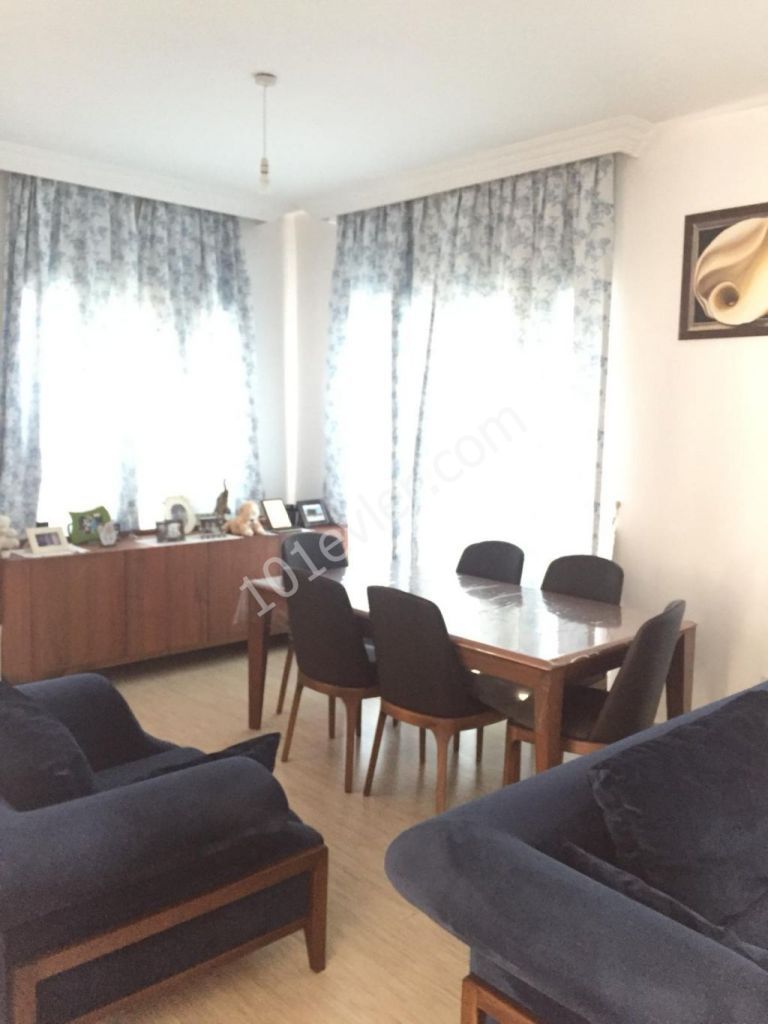 Çatalköyde ulaşımı kolay müstakil Bahçeli ortak havuzlu sitede eşyalı 3+1 kiralık villa 