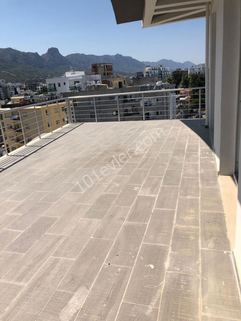 Girne merkezde Pia bella otel yanında 3 + 1 eşyasız kiralık daire