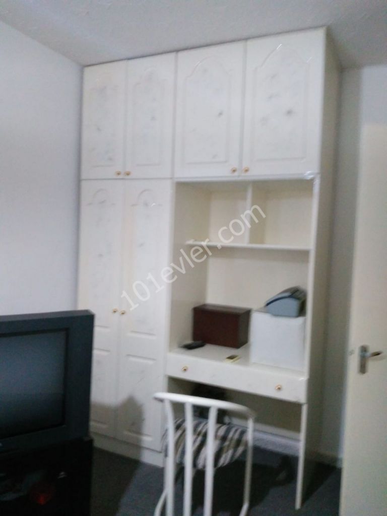 Girne merkezde devlet hastanesi yakınında eşyalı 3+1 kiralık daire