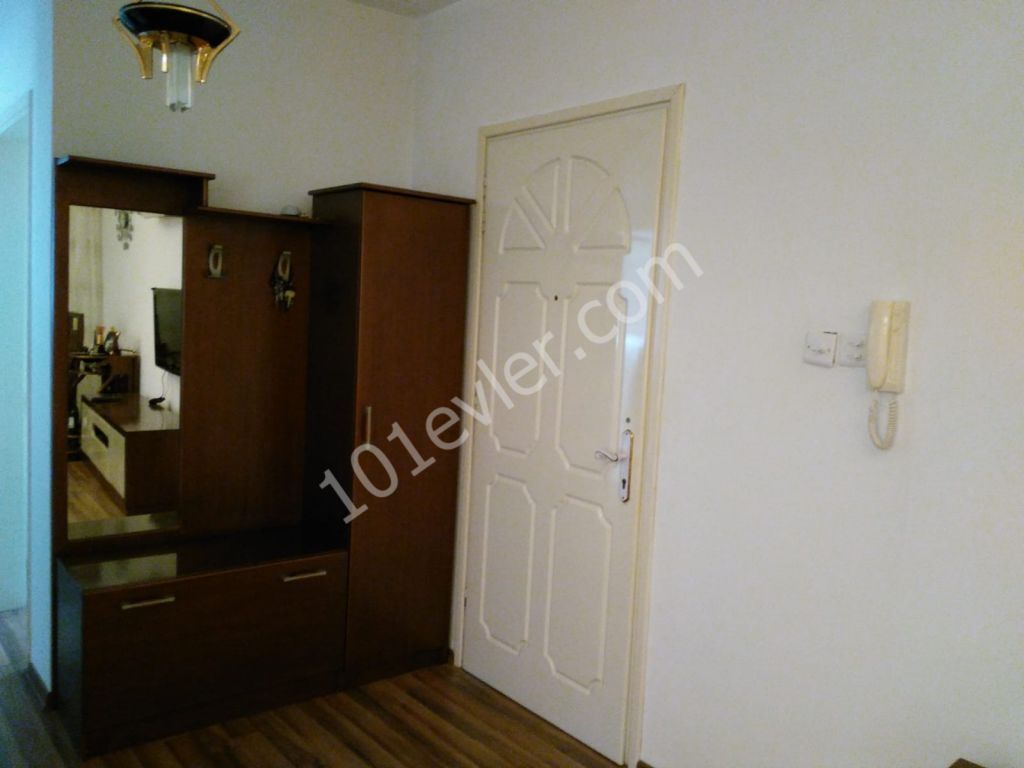 Girne merkezde devlet hastanesi yakınında eşyalı 3+1 kiralık daire