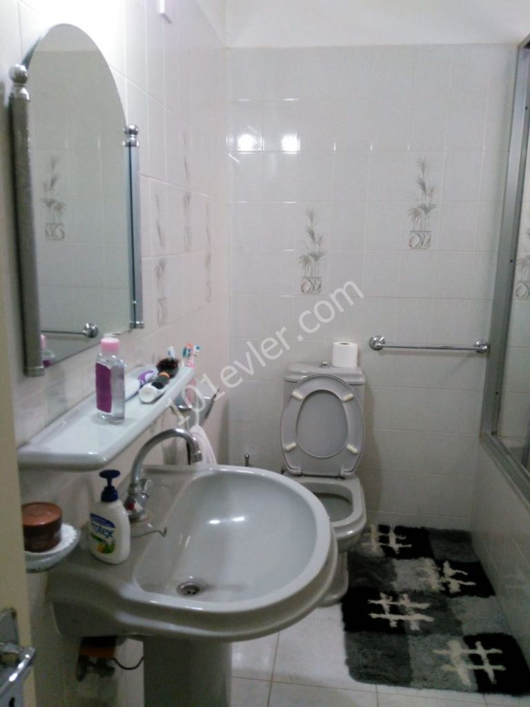 Girne merkezde devlet hastanesi yakınında eşyalı 3+1 kiralık daire