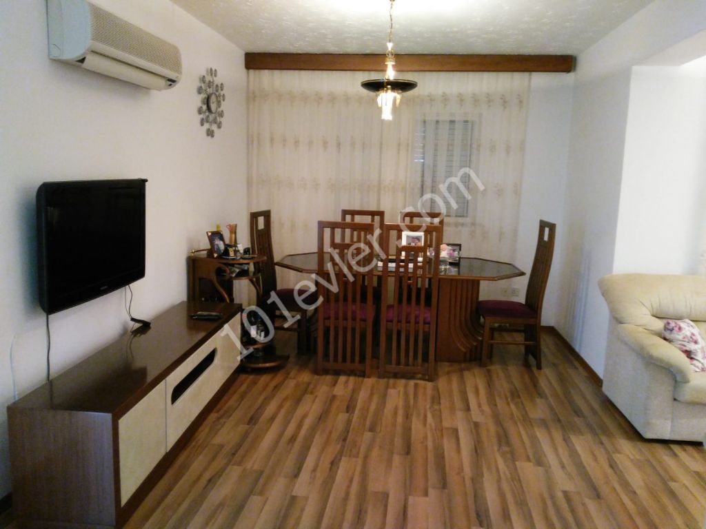 Girne merkezde devlet hastanesi yakınında eşyalı 3+1 kiralık daire