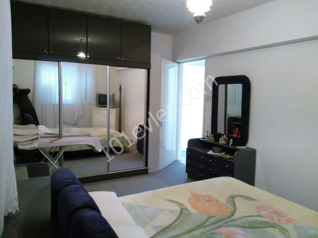 Girne merkezde devlet hastanesi yakınında eşyalı 3+1 kiralık daire