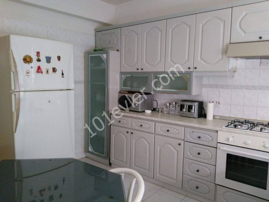 Girne merkezde devlet hastanesi yakınında eşyalı 3+1 kiralık daire